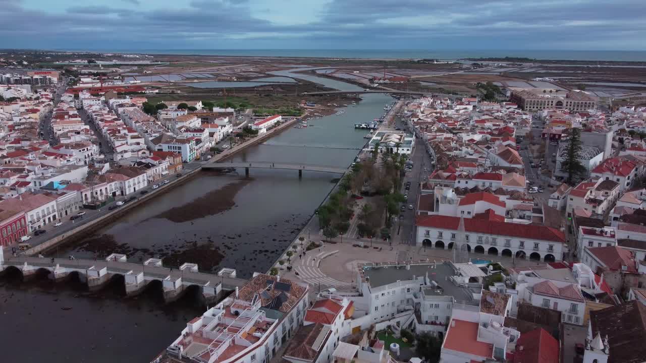 Hermosa vista aérea de Cidade Tavira, Algarve - Portugal