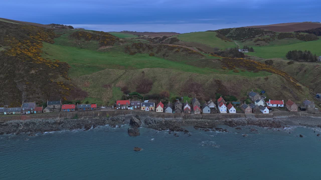 Vista aerea del villaggio di pescatori di Crovie in Scozia