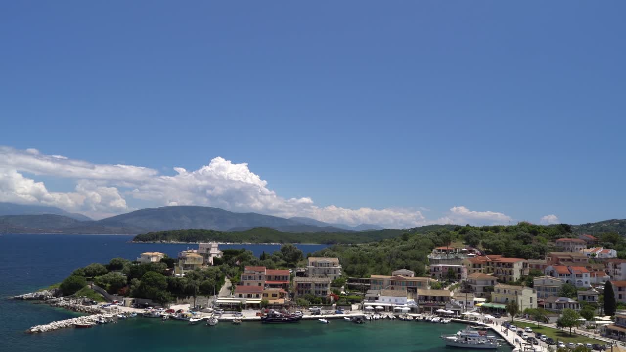 vista del puerto pesquero de kassiopi desde el castillo bizantino en el pueblo, corfú, grecia