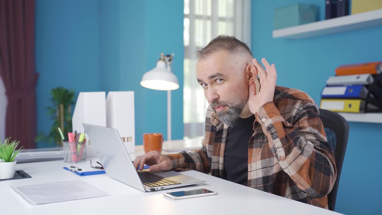 retrato de un hombre aprobando y aceptando, escuchando noticias y anuncios.
