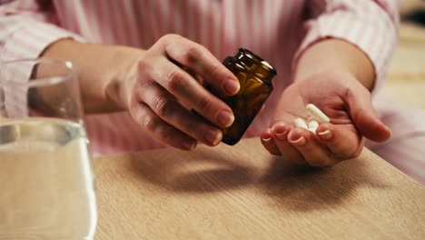 mujer que toma medicamentos