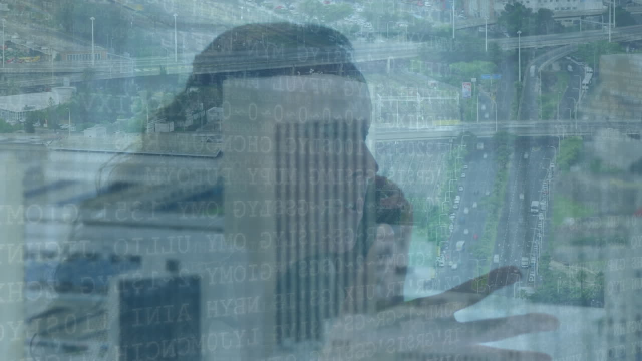 스마트폰을 사용하는 백인 여성에 대한 데이터 처리의 애니메이션