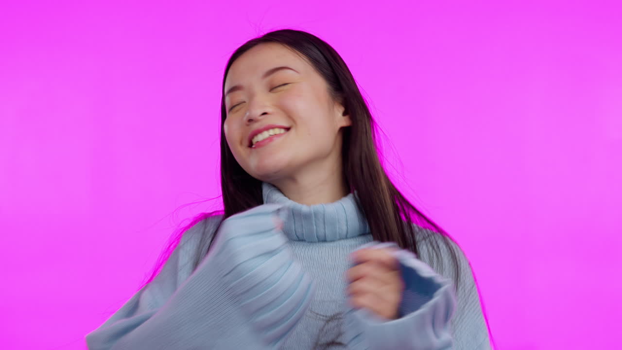 행복, 춤과 음악 아시아 여성의 얼굴과 함께