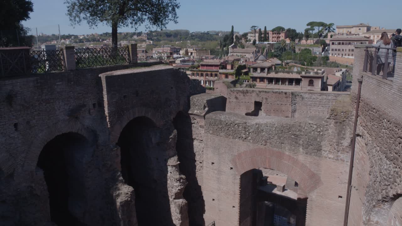 Vista ascendente delle antiche rovine romane sul Palatino a Roma