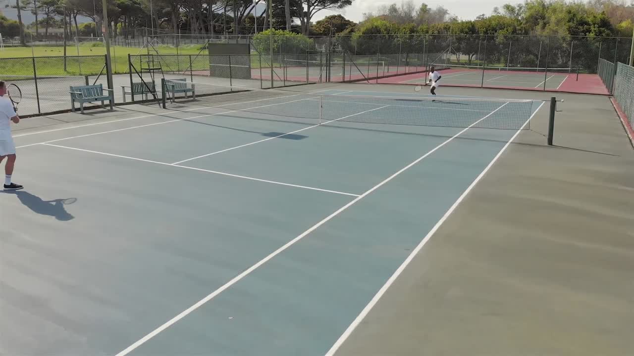 varios jugadores de tenis masculinos con raquetas y jugando al tenis en la cancha