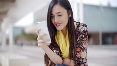 Mujer-Joven-Elegante-Leyendo-Un-Mensaje-Móvil