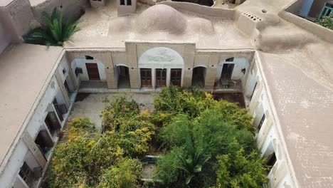 hermosa casa en el desierto en clima cálido palmeras granadas en el pequeño jardín en la temporada de otoño en el medio oriente asia como egipto marruecos irán arquitectura diseño y agricultura base de la vida