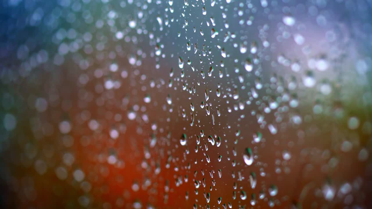 비가 내리는 날: 창문 표면에 강한 비가 내리고, 창문 유리 위에 방울이 떨어지고, 유리 위에는  물방울이 내린다.