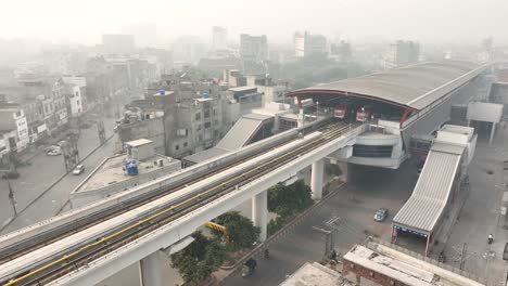 Erstellen-Sie-Eine-Luftaufnahme-über-Der-Hauptbahnlinie-Des-öffentlichen-Nahverkehrs-Von-Lahore,-Pakistan