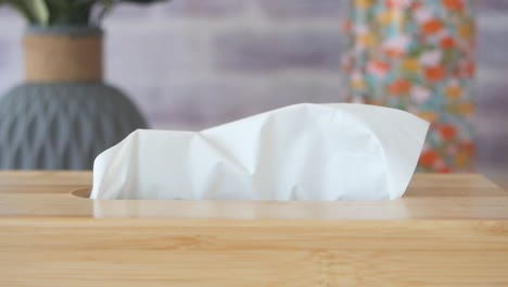 나무 테이블 에 있는  천 상자 의 근접