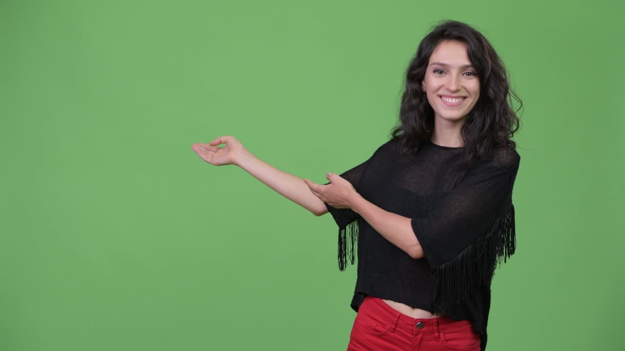 mujer hermosa joven mostrando algo