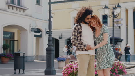 pareja en un entorno urbano