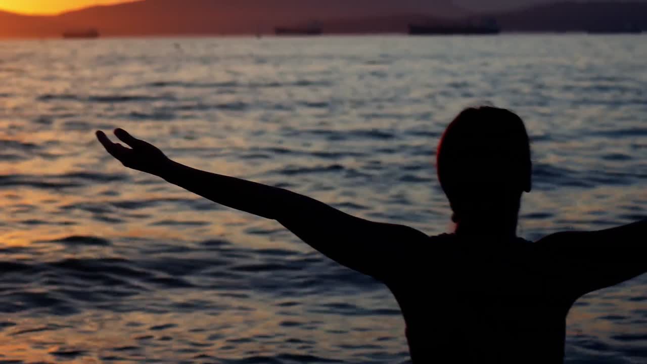 해가 지는 동안 요가를 하는 여자