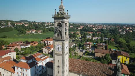 campanario de pagnano, un pintoresco pueblo italiano antiguo, pequeño pueblo ubicado en lombardía, bérgamo