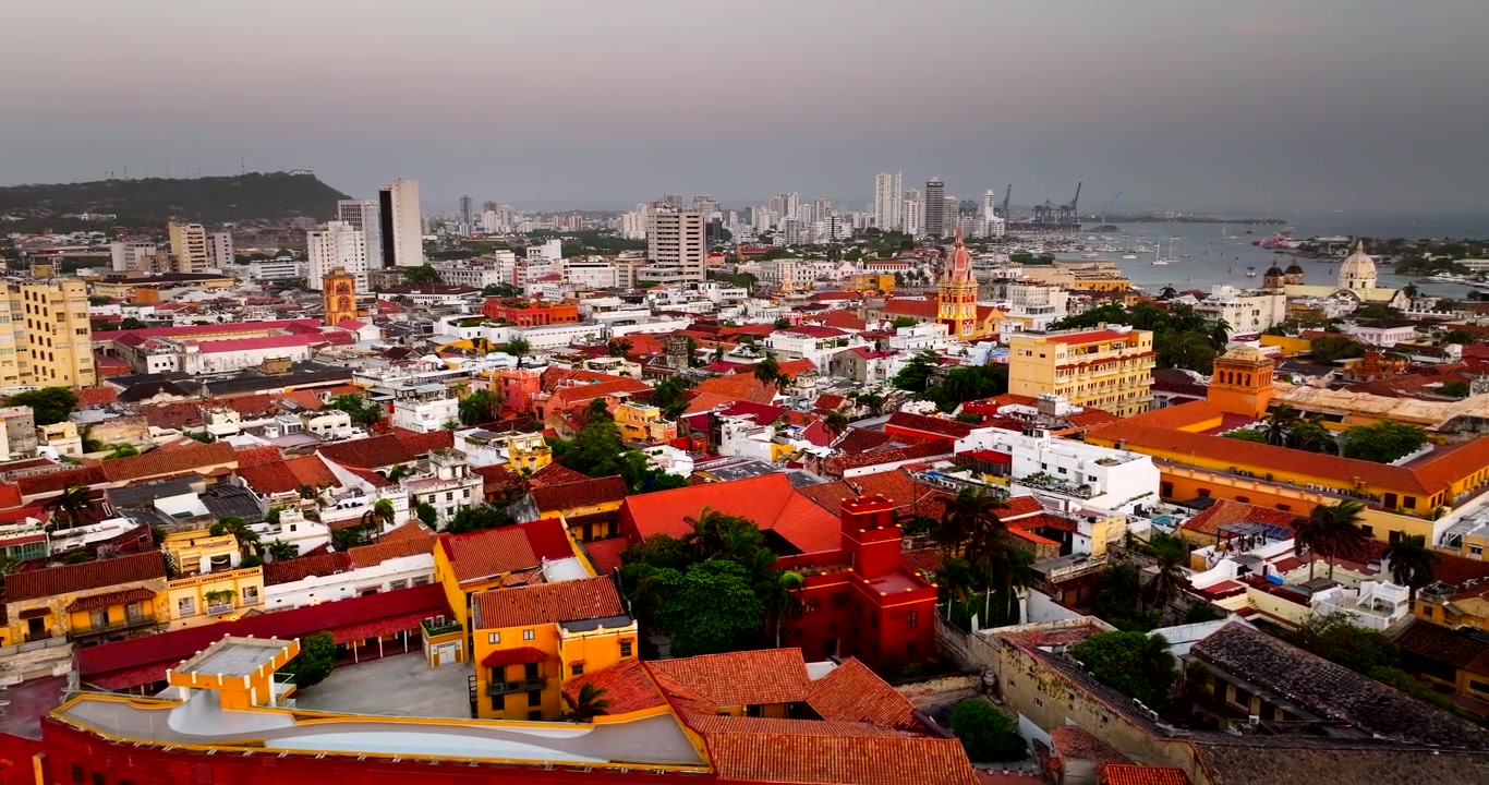 Edifícios coloniais coloridos e telhados de telha vermelha na histórica Cidade Velha de Cartagena, Colômbia. Drone aéreo, paisagem urbana