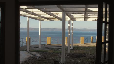 vista desde el balcón del edificio ruinoso abandonado hacia turquía