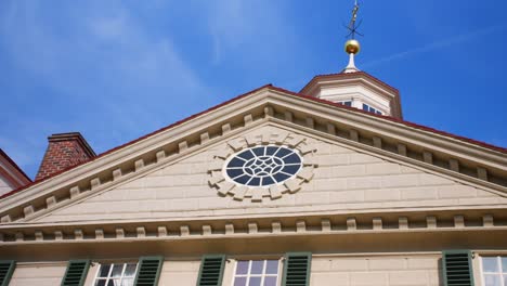 Un-Primer-Plano-Medio-Del-Campanario-Superior-Y-El-Pararrayos-Sobre-La-Ventana-Circular-En-El-Monte-O-Mt-Vernon,-También-Conocida-Como-La-Casa-De-George-Washington