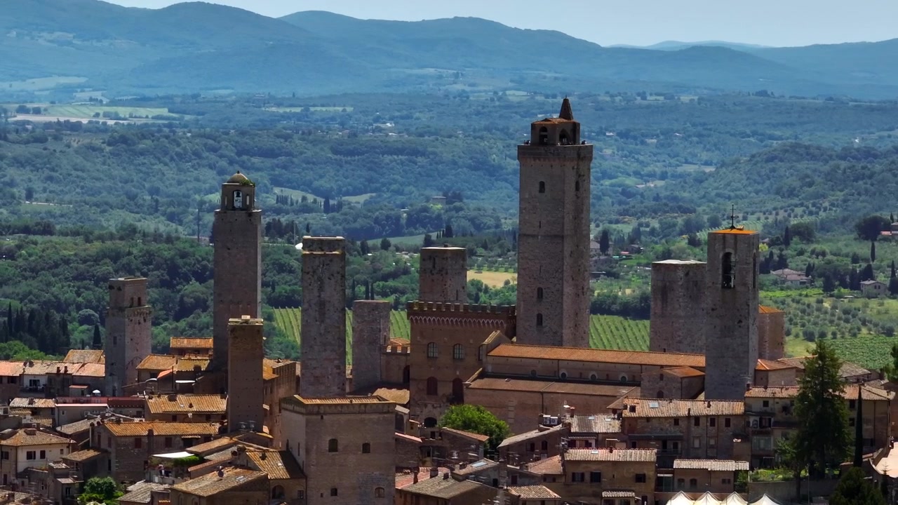 Telezoom aereo del sito Patrimonio dell'Umanità UNESCO di San Gimignano in provincia di Siena.
