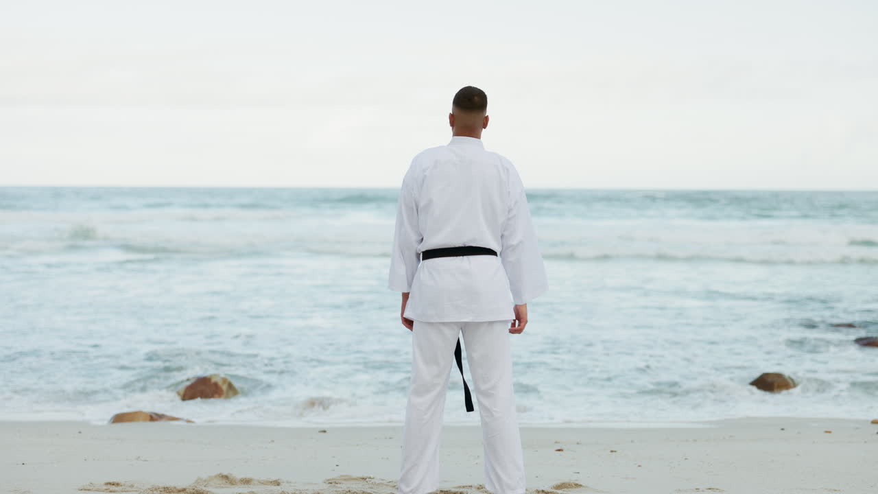 Karate, thể hình và người đàn ông tập luyện trên bãi biển