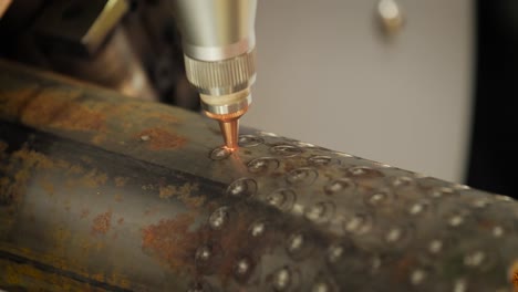 corte con láser y gas de metal, tecnología industrial moderna.