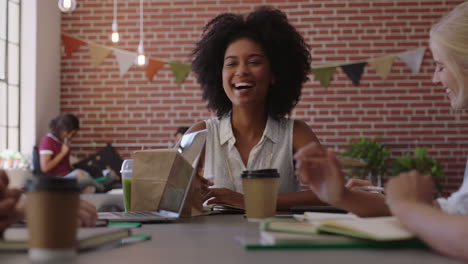 Mujeres-De-Negocios-Multiétnicas-Se-Reúnen-Para-Intercambiar-Ideas-Creativas-Para-Proyectos-De-Inicio-En-Un-Lugar-De-Trabajo-De-Oficina-Moderno