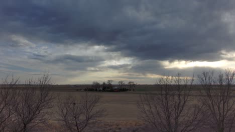 Ein-Rückwärts-Gerichteter-Dolly-Einer-Drohne,-Der-In-Den-Schweren-Himmel-In-Der-Nähe-Von-Sterling-Colorado-Blickt