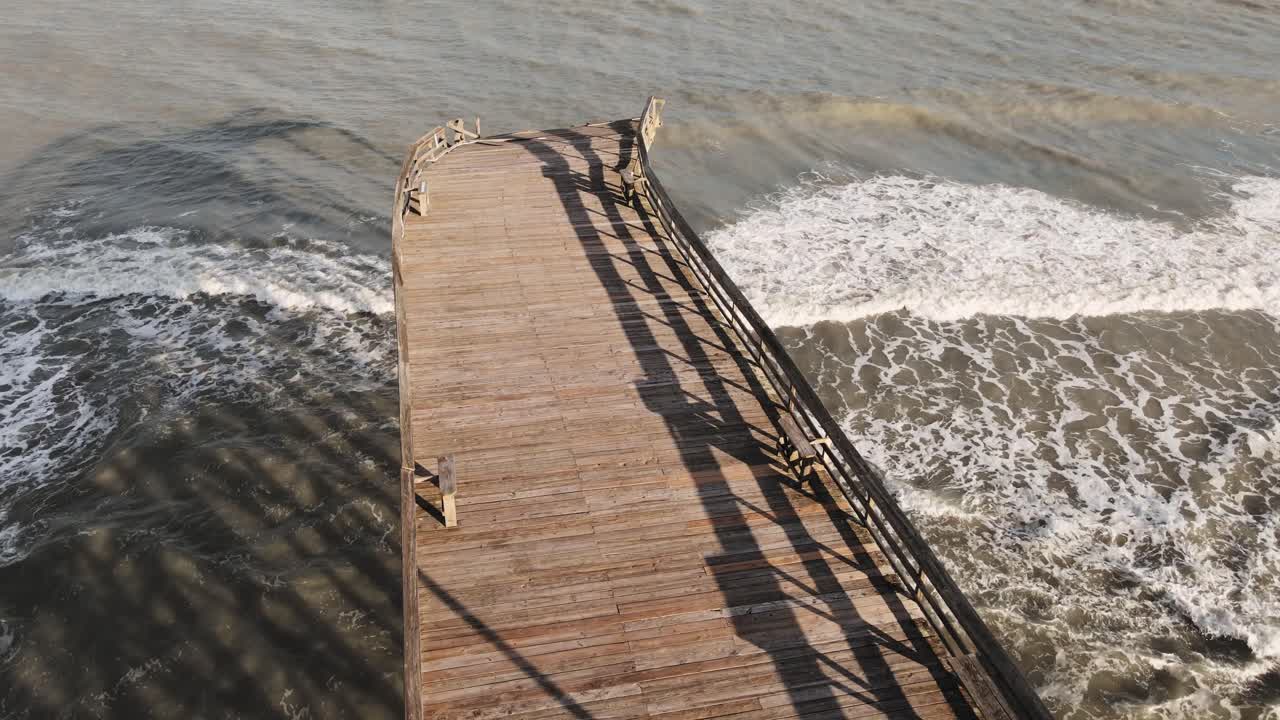 empuje y tiro en espiral del muelle de la isla de pawleys destruido después del huracán ian