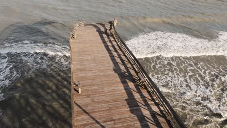 Push-In-Und-Spiralaufnahme-Des-Piers-Von-Pawleys-Island,-Der-Nach-Dem-Hurrikan-Ian-Zerstört-Wurde