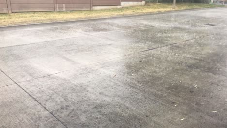 un arroyo corre sobre la carretera en una zona urbana, como resultado de fuertes lluvias e inundaciones