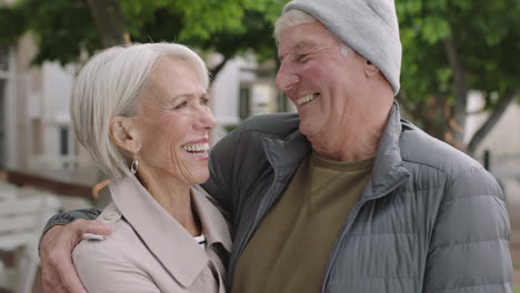 Retrato-De-Una-Feliz-Pareja-Caucásica-De-Mediana-Edad-Sonriendo-Alegre-Abrazando-Mirando-La-Cámara-Una-Vieja-Pareja-Casada-En-La-Ciudad