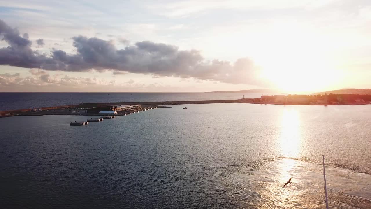 해가 지면 항구 위에서 카이트보딩을 합니다.