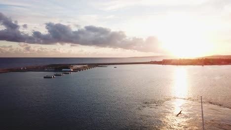 puesta de sol sobre el puerto con kitesurf