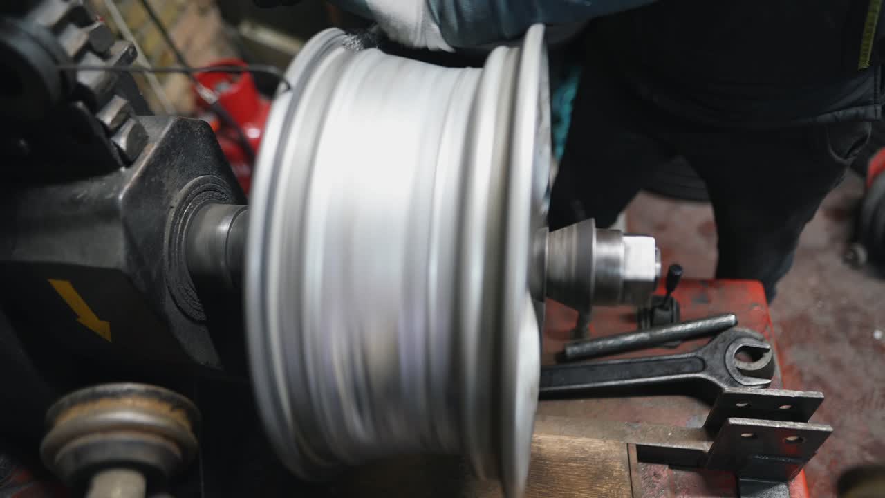 reparación y mantenimiento de ruedas en un taller