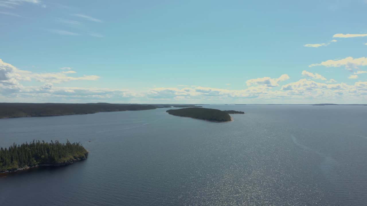 화창한 여름날 거대한 호수의 공중 전망