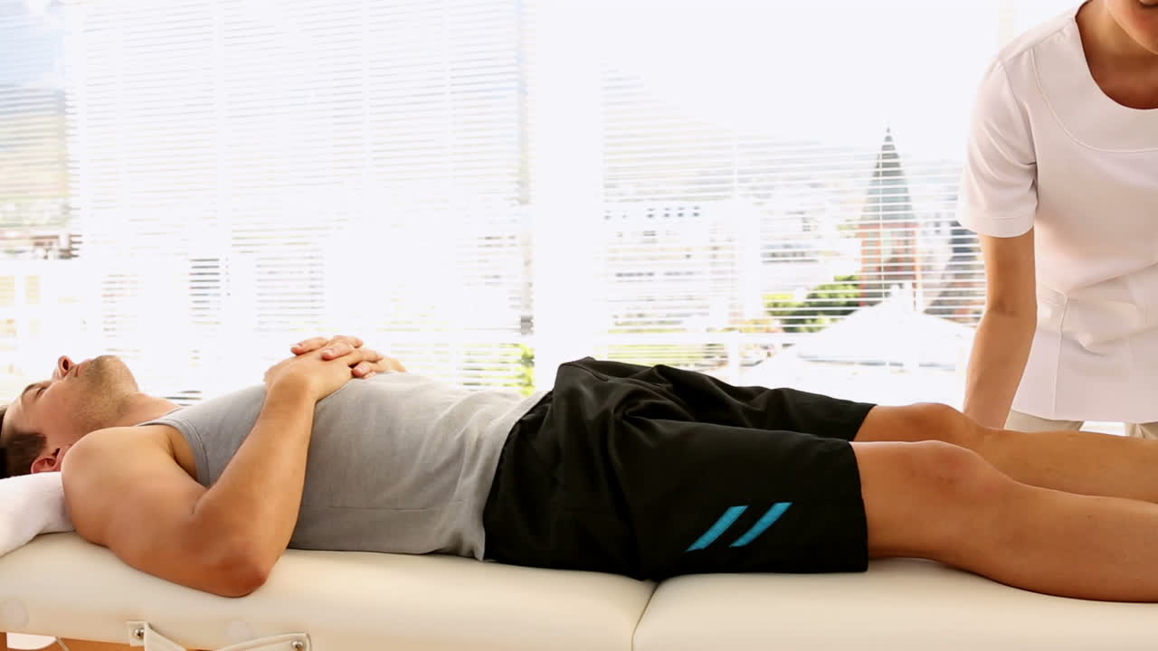 hombre haciendo una visita con el fisioterapeuta