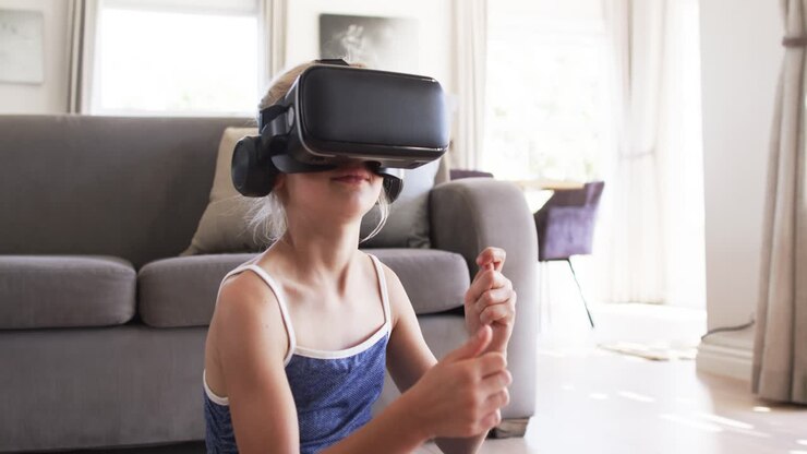 Ragazza adolescente che indossa un visore VR, che allunga la mano, pizzica, indica, con la VR a casa.
