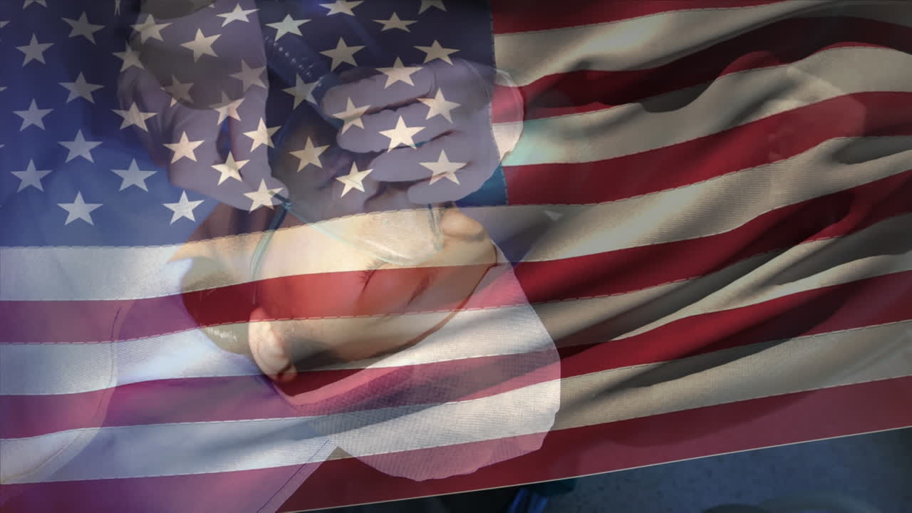 animación de agitar la bandera de los estados unidos contra el médico que coloca una máscara de oxígeno en una paciente femenina en el hospital