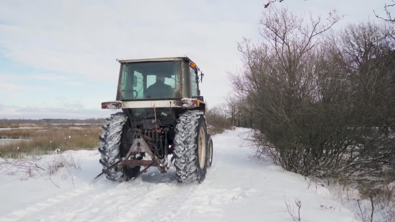 눈 인 길에서 겨울 트랙터