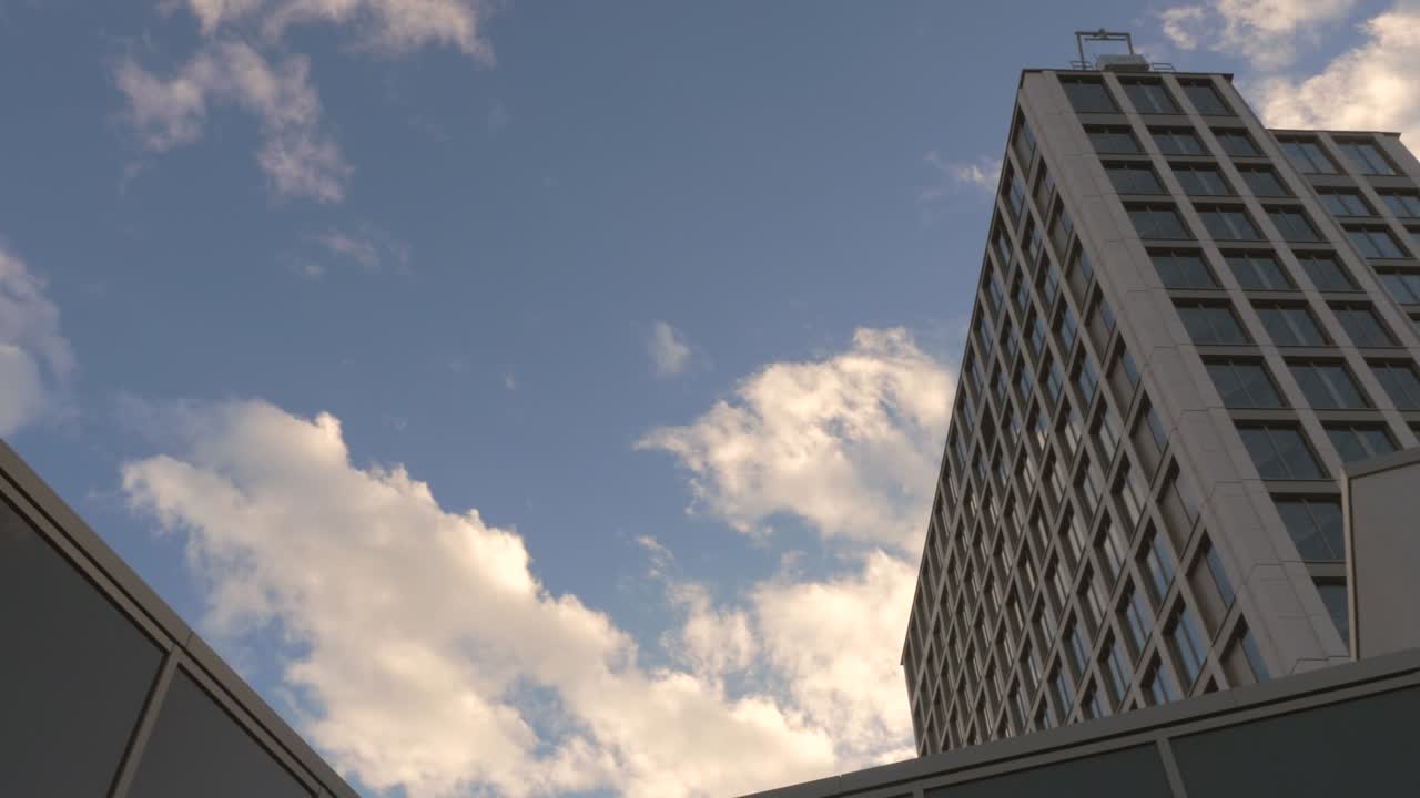 vista en bajo ángulo del exterior del cielo y del edificio de oficinas