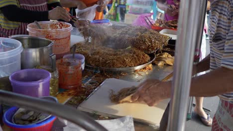 Mercado-Matutino-Asiático-Que-Vende-Puesto-De-Comida-De-Fideos-Fritos