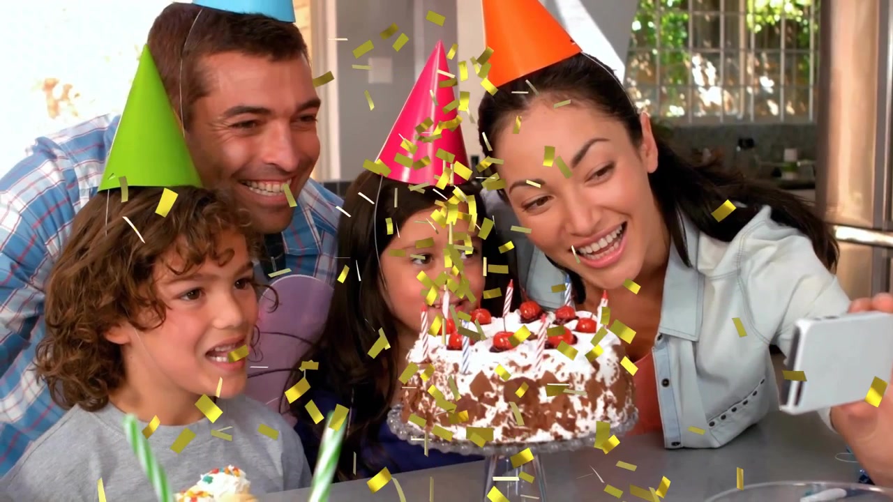 Familia tomándose una selfie en una cocina moderna, animación tecnológica mostrando confeti dorado alrededor de un pastel de cumpleaños