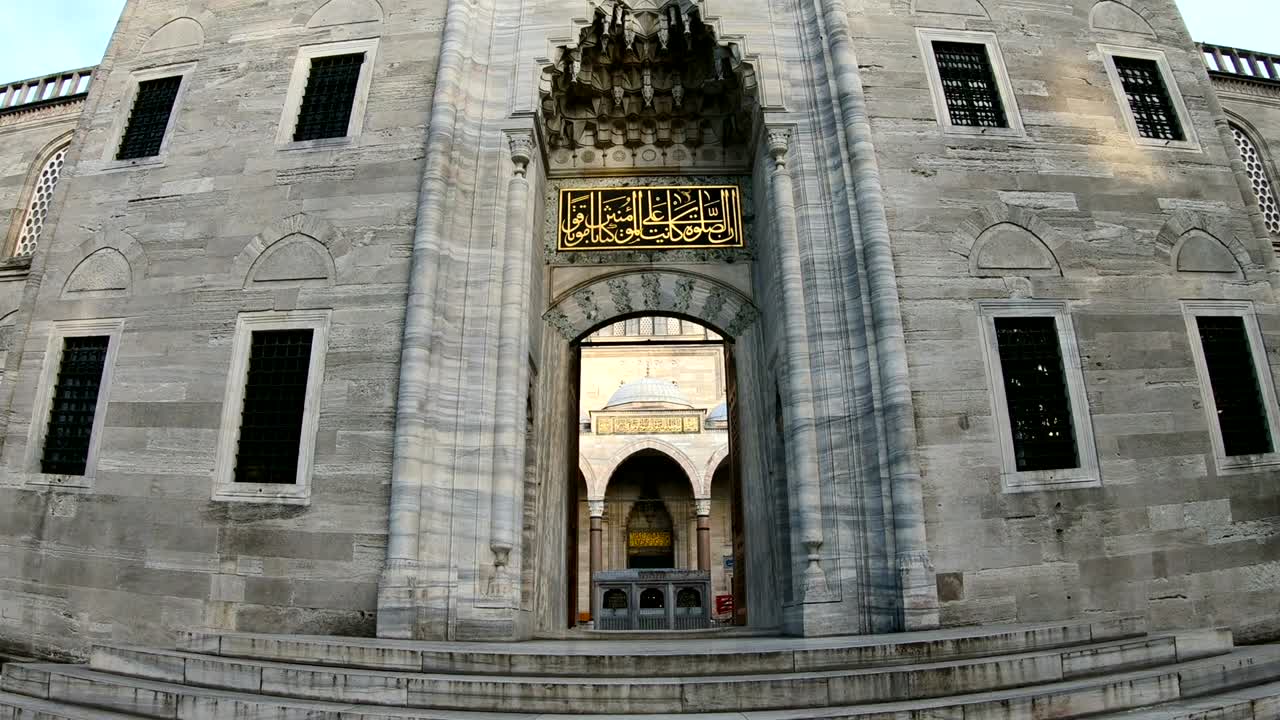 el punto de vista de pov entrando en la mezquita de suleymaniye hiperlapso a la luz del día - turquía de estambul.