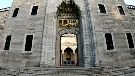 el punto de vista de pov entrando en la mezquita de suleymaniye hiperlapso a la luz del día - turquía de estambul.