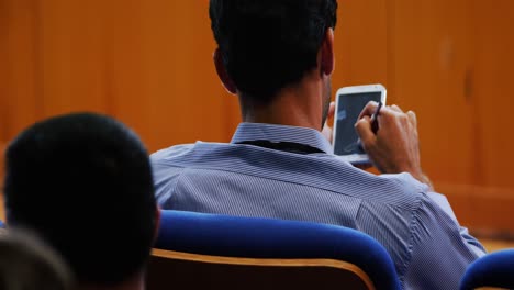 ejecutivos de negocios que participan en una reunión de negocios utilizando una tableta digital