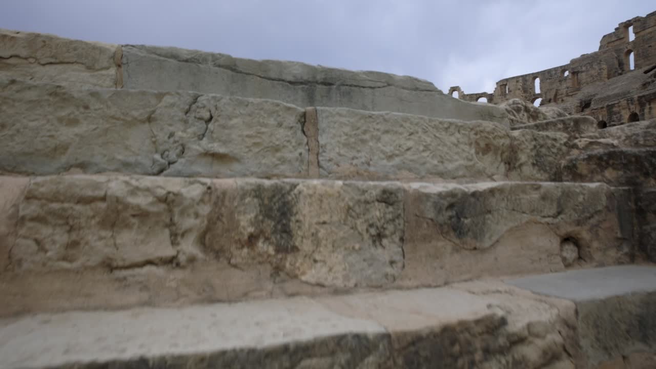 antiguas escaleras de piedra del anfiteatro el jem bien conservado en el centro de túnez