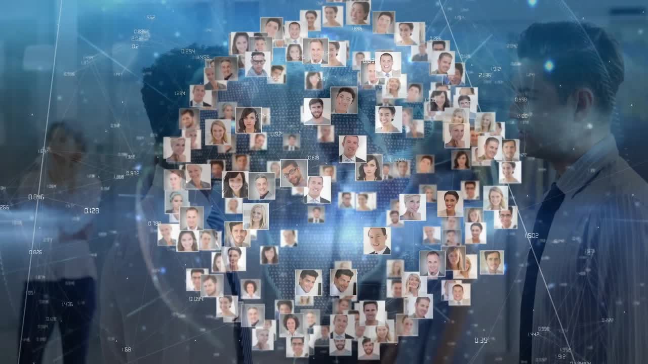 Un team aziendale che osserva un globo materializzarsi, ruotare, collegare tessere, aggiornare dati e poi dissolversi.