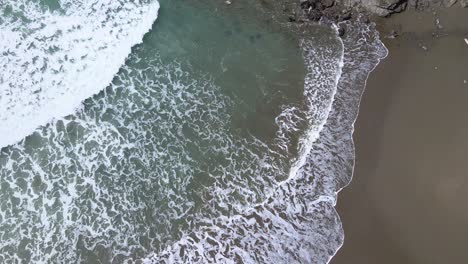 Vista-Aérea-De-Drones-4k-Alejándose-De-Las-Olas-De-La-Playa-Y-Los-Acantilados-Rocosos-En-Brookings-Oregon-Norte-De-California