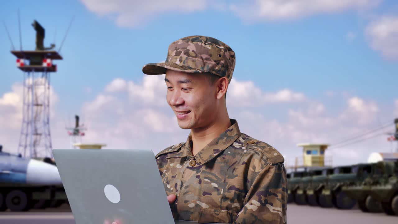 군사 기지 에서 노트북 을 사용하는 군인