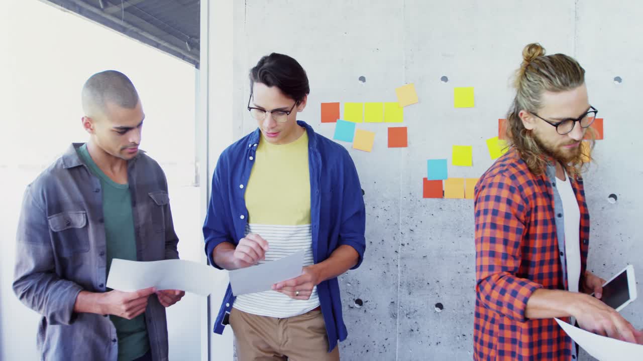 colegas discutiendo sobre los documentos 4k