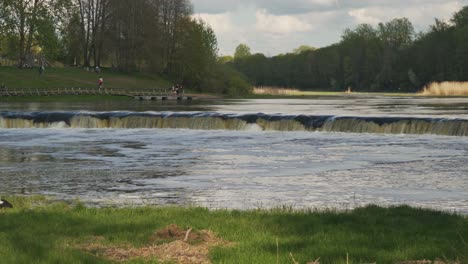 fliegender fisch am ventas-rumba-wasserfall